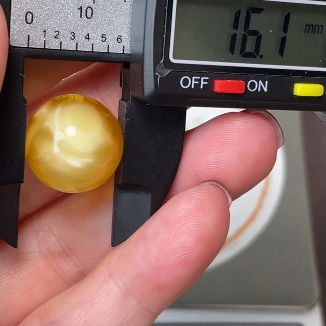 未镶嵌琥珀裸石微瑕302