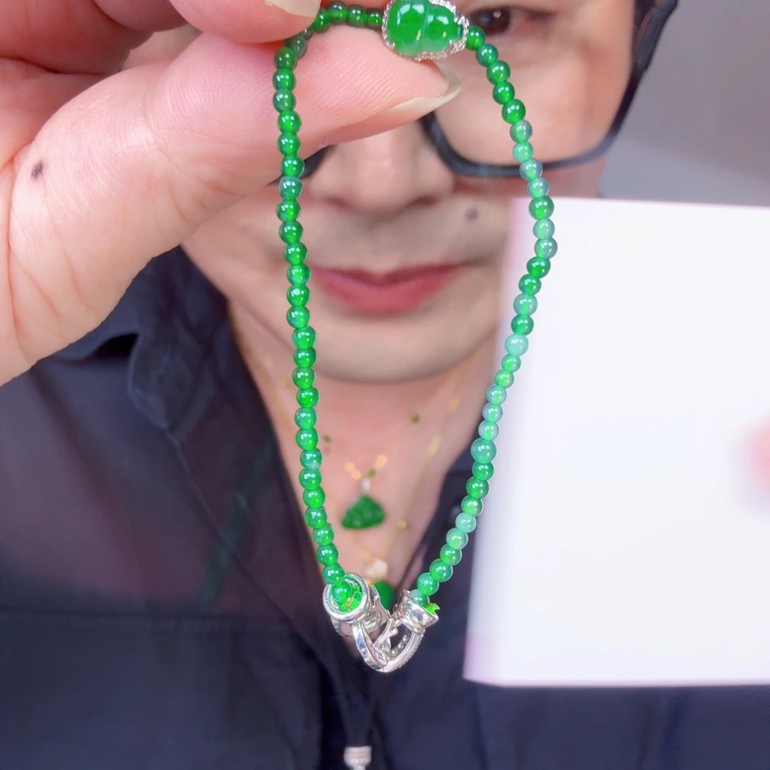 翡翠未镶嵌颈饰一件
