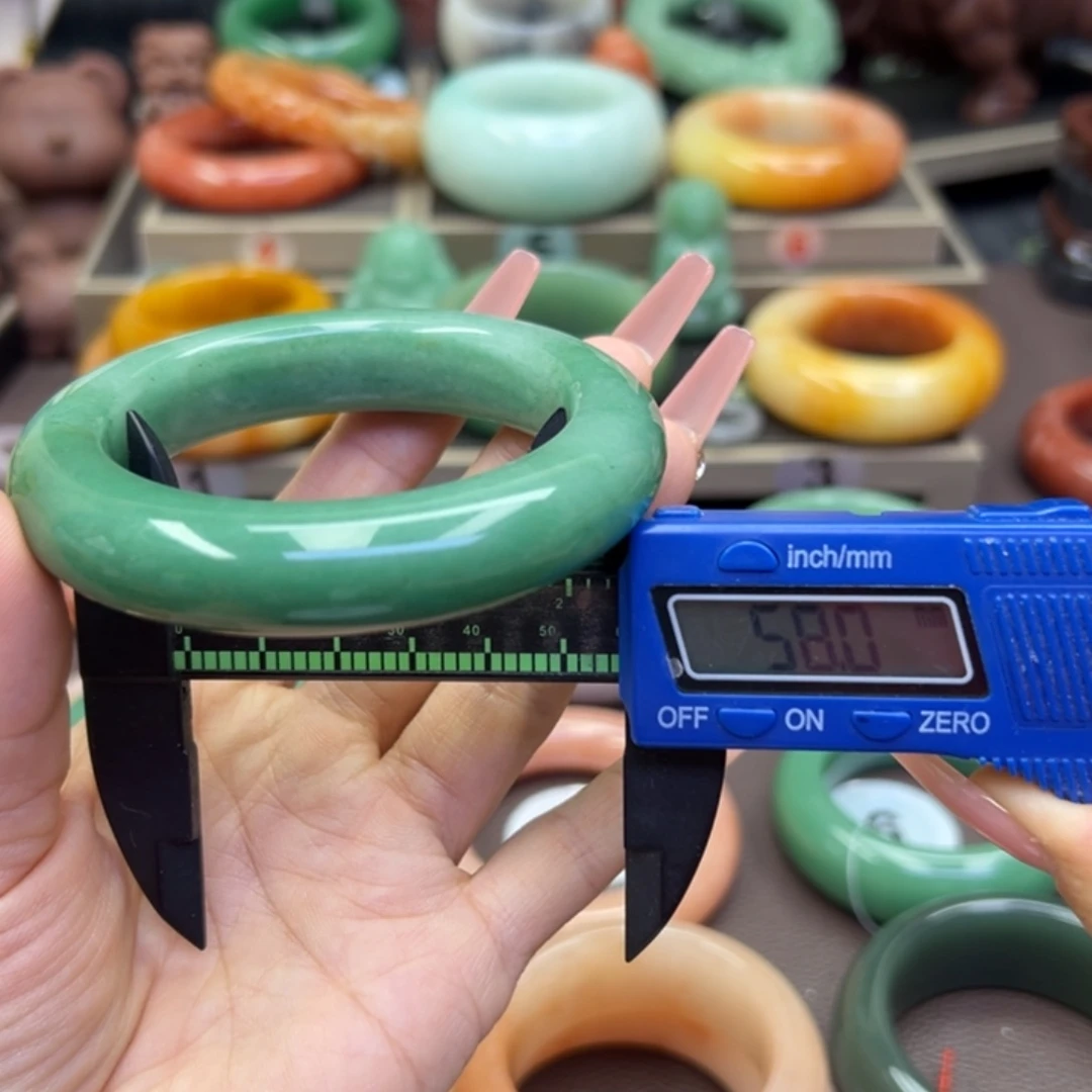 未镶嵌手镯石英岩玉