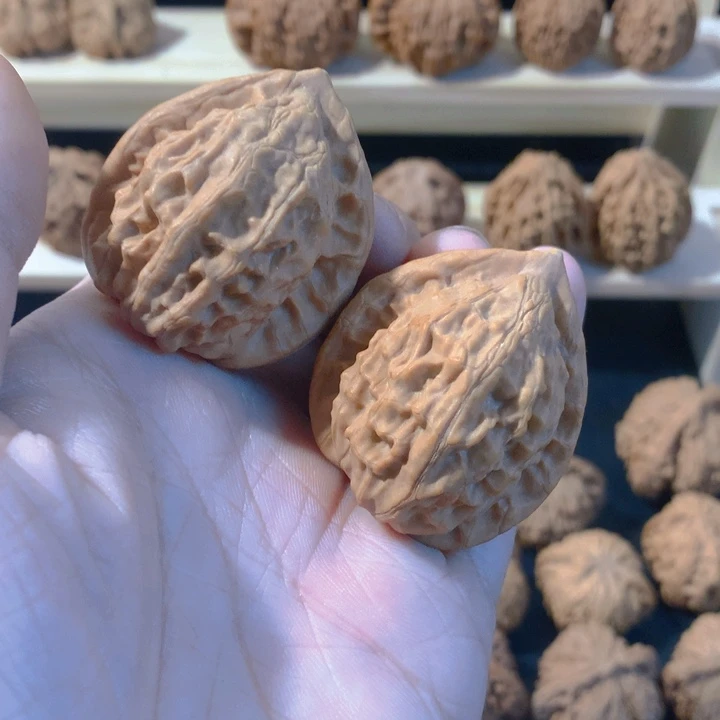 啧***文玩核桃吊坠大红袍