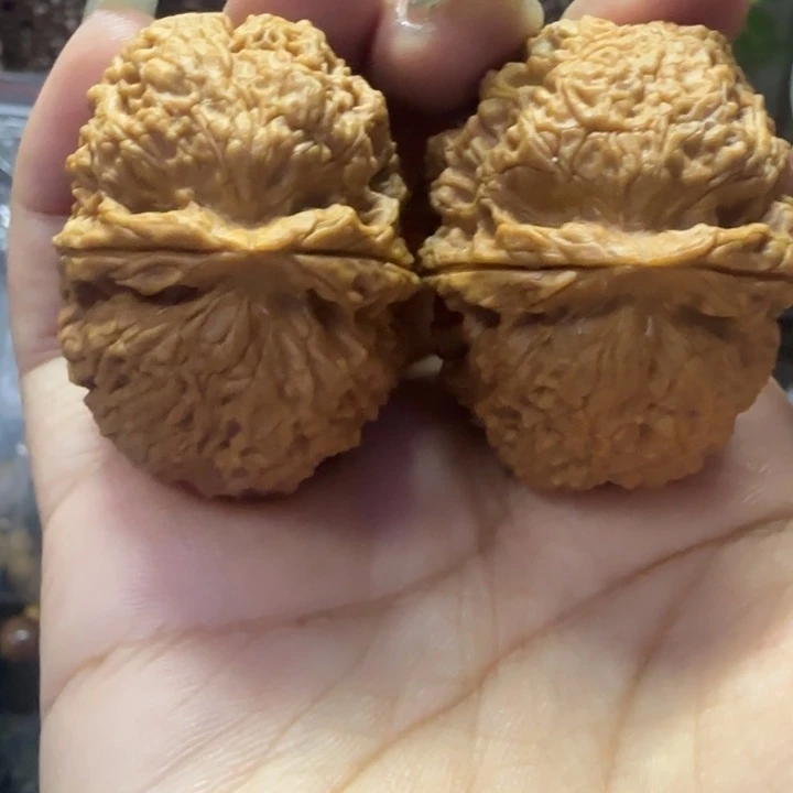 文玩核桃把件粗筋狮王