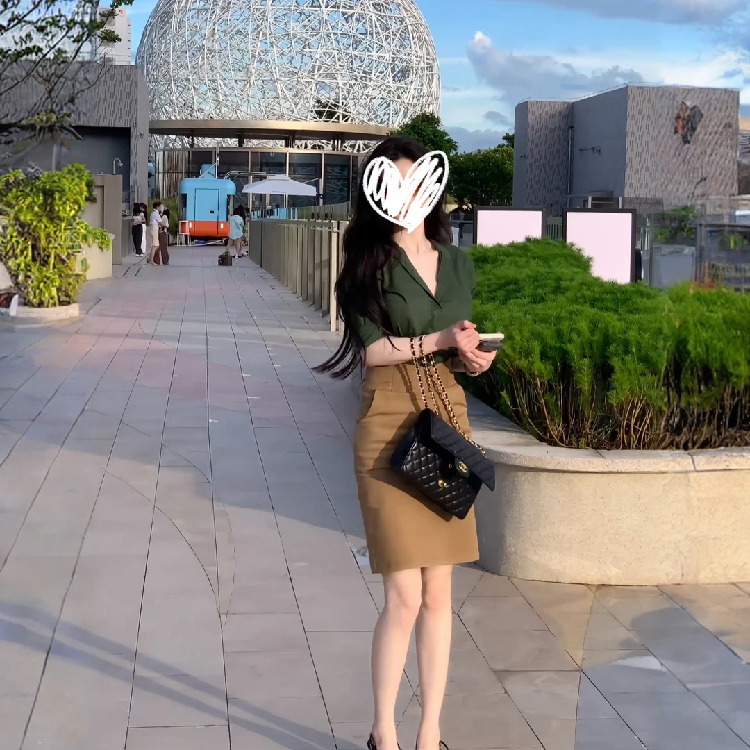 高级感气质绿色长袖衬衫女2025新款复古港风舒适时尚中长裙套装