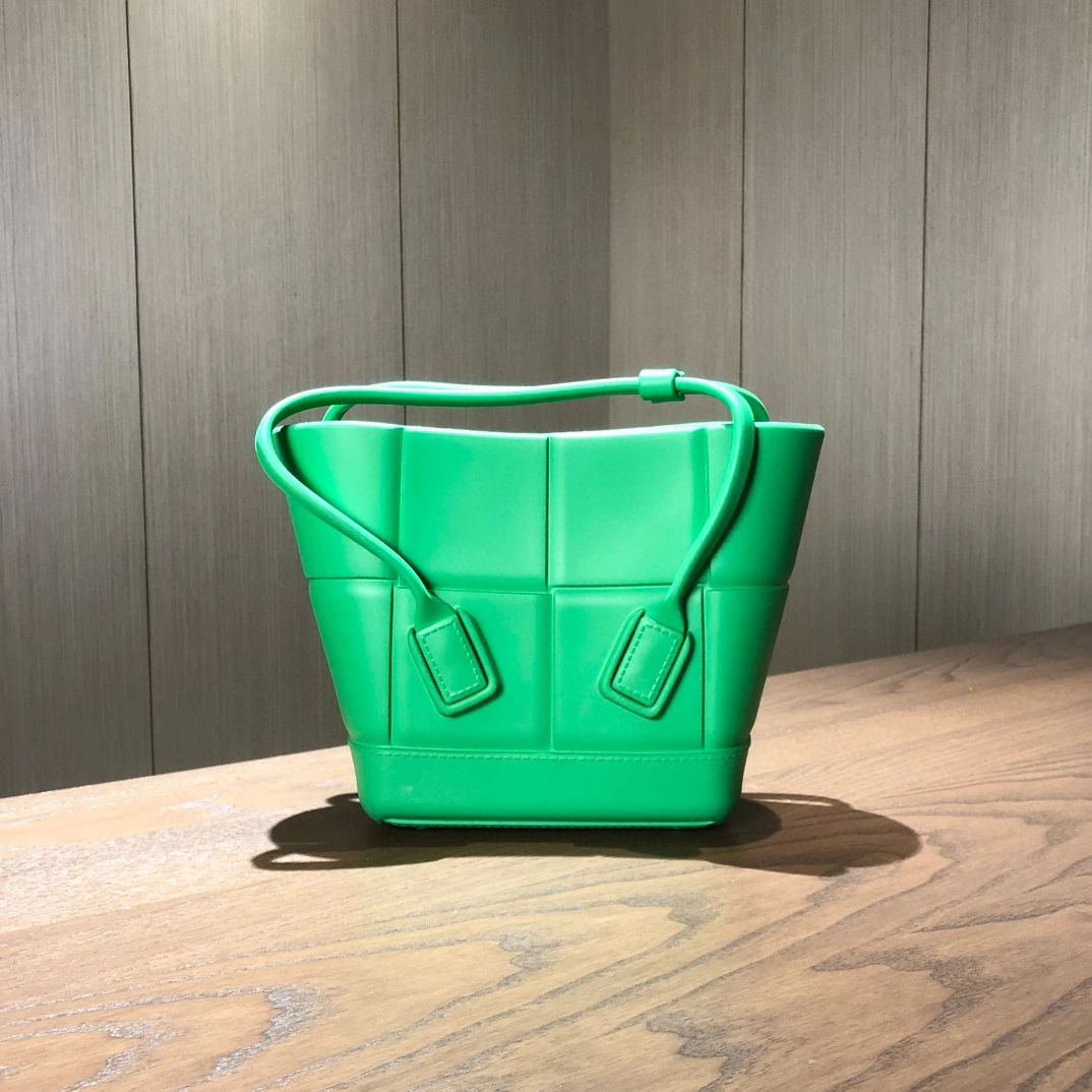 99新 BOTTEGA VENETA/葆蝶家 BV葆蝶家 Arco菜篮子 尺寸16x20 dd