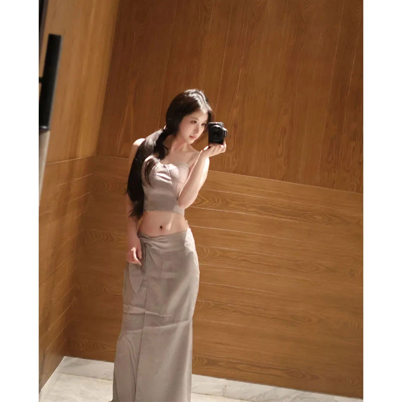 2025夏季新款ins气质御姐名媛风外穿吊带上衣配设计感打结半身裙