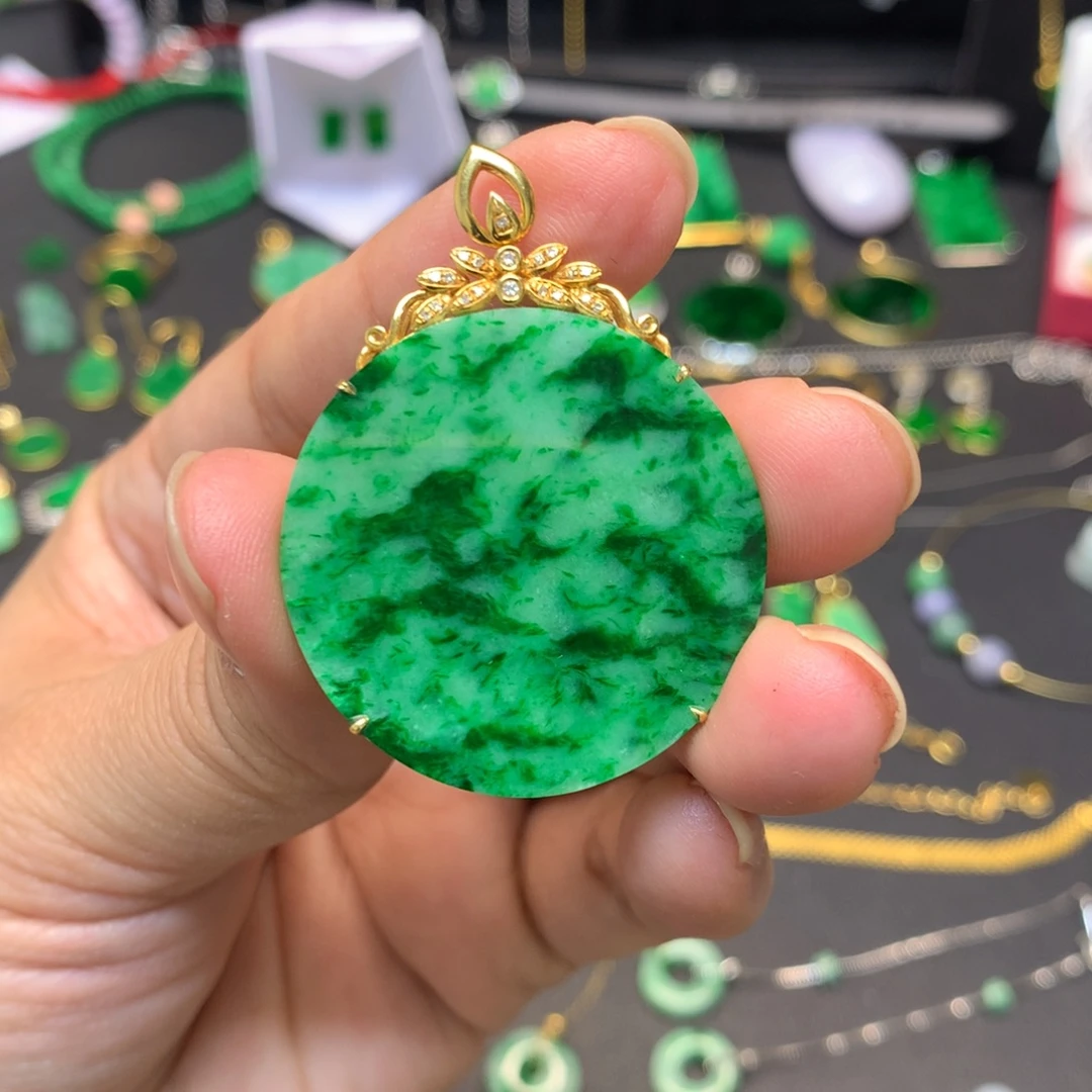 翡翠18K金镶嵌颈饰吊坠／