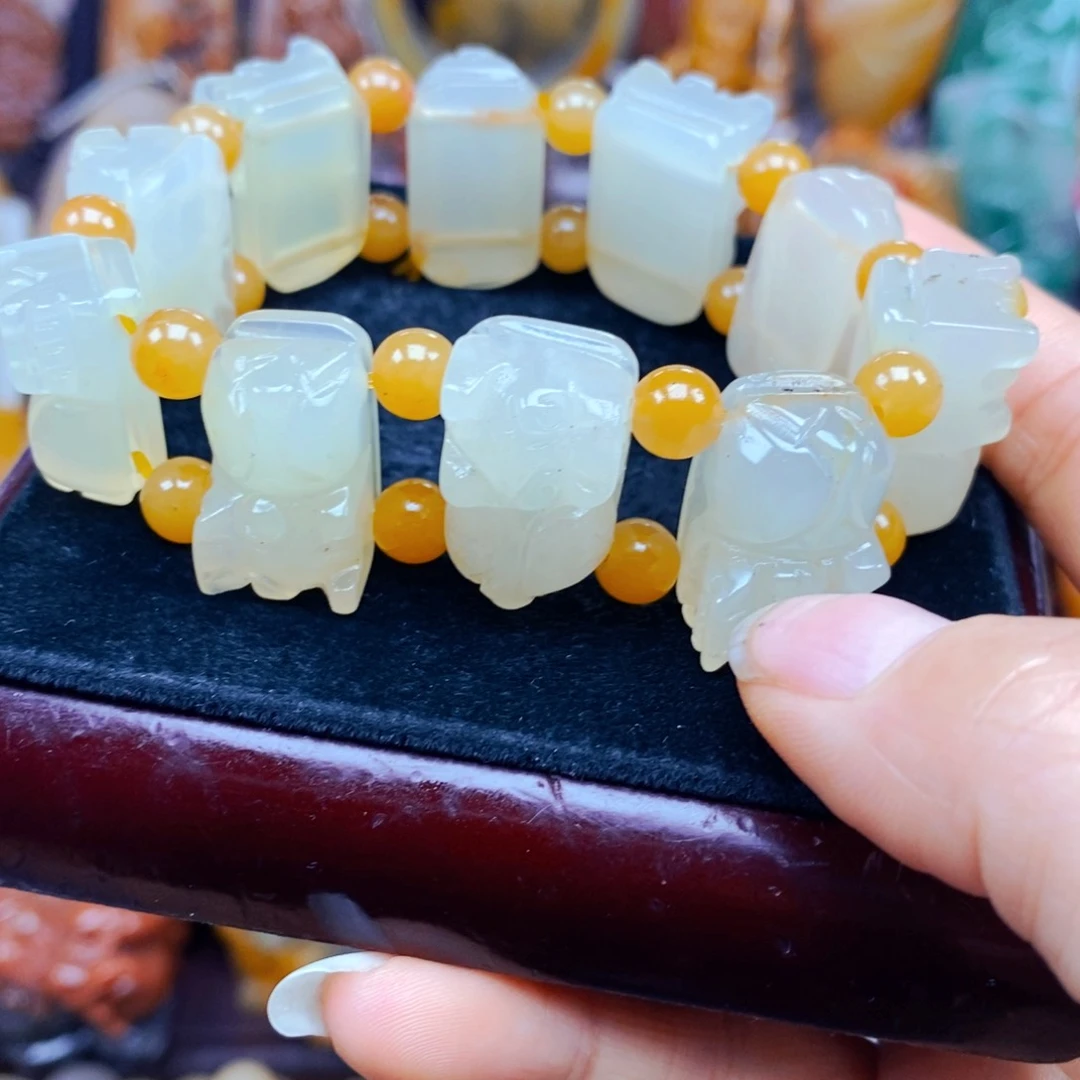 石英质玉（黄龙玉）未镶嵌颈饰