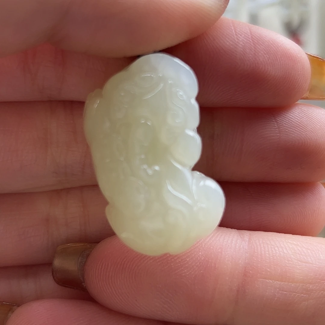 飞***桃和田玉未镶嵌颈饰