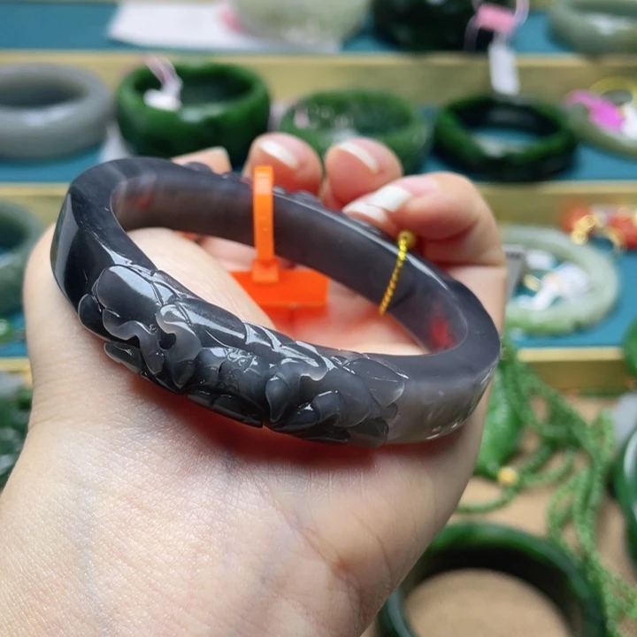 和田玉手镯59圈口。编号93贵妃镯未镶嵌