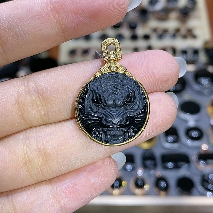 颈饰18K金镶嵌翡翠虎牌