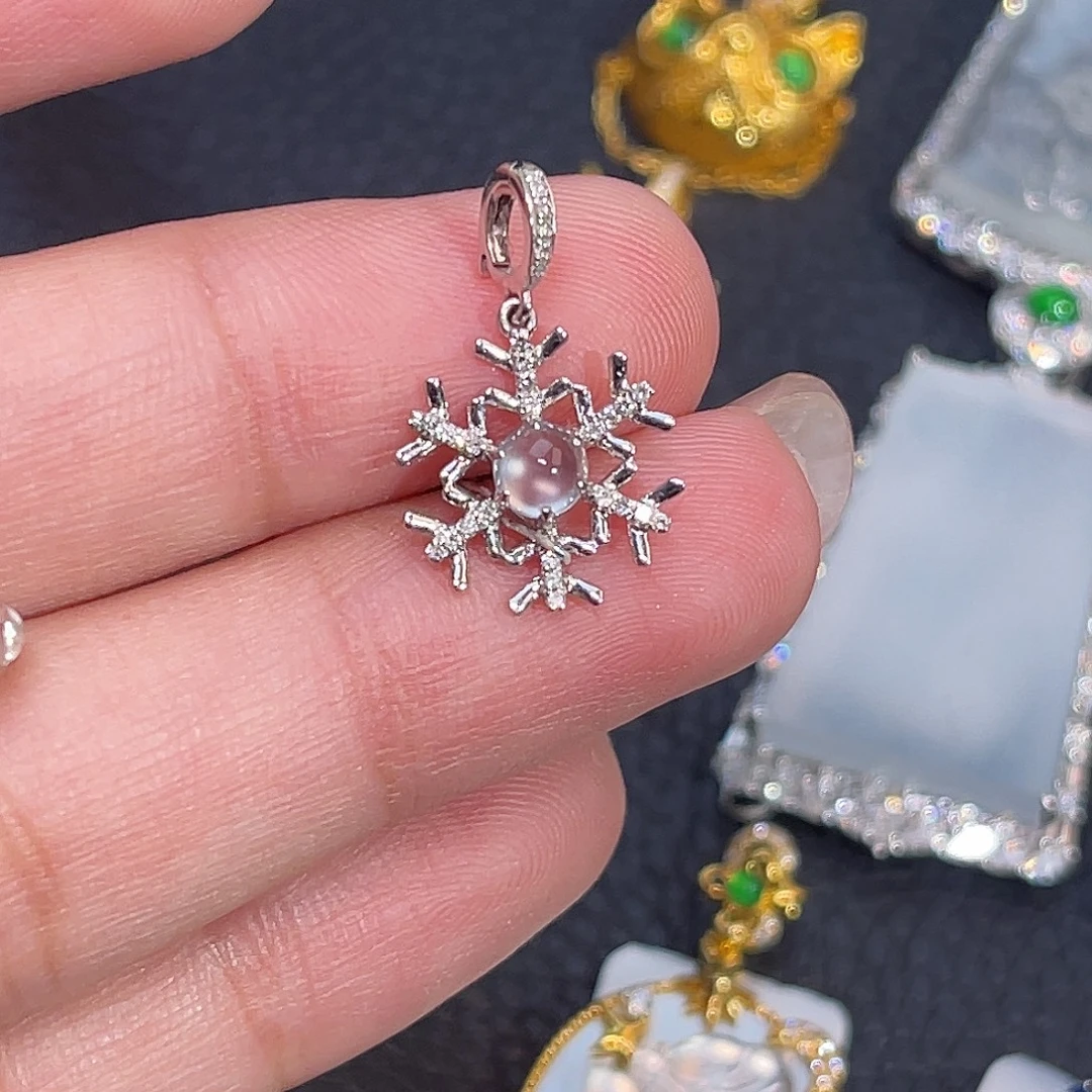 翡翠18K金镶嵌颈饰雪花