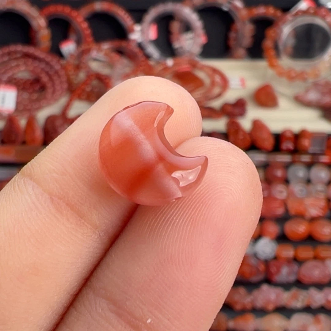 南红玛瑙未镶嵌颈饰月亮