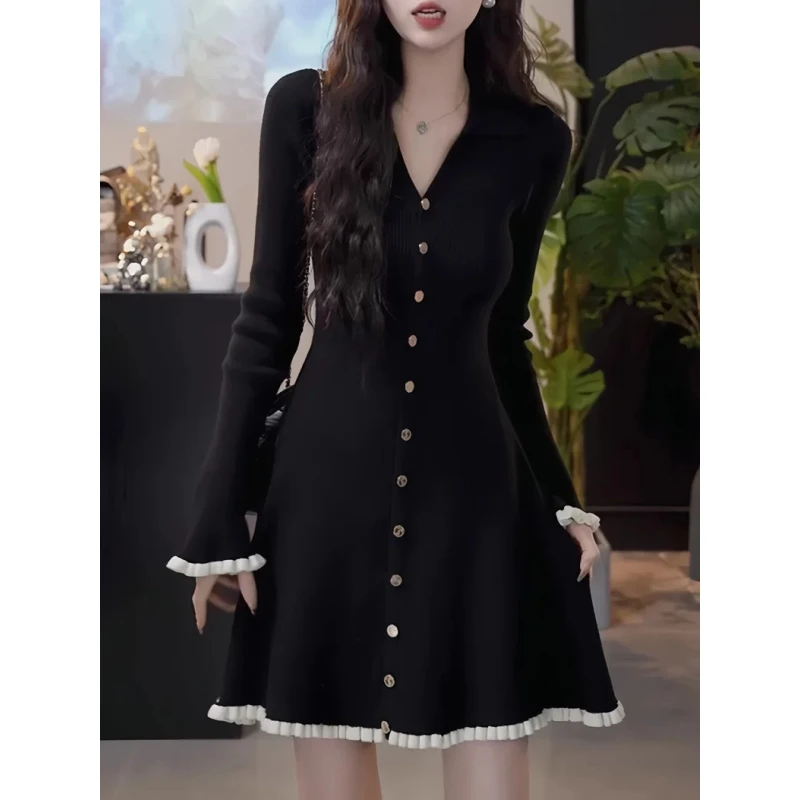 小香风黑色V领针织连衣裙早秋2025年大码胖mm法式收腰气质小黑裙