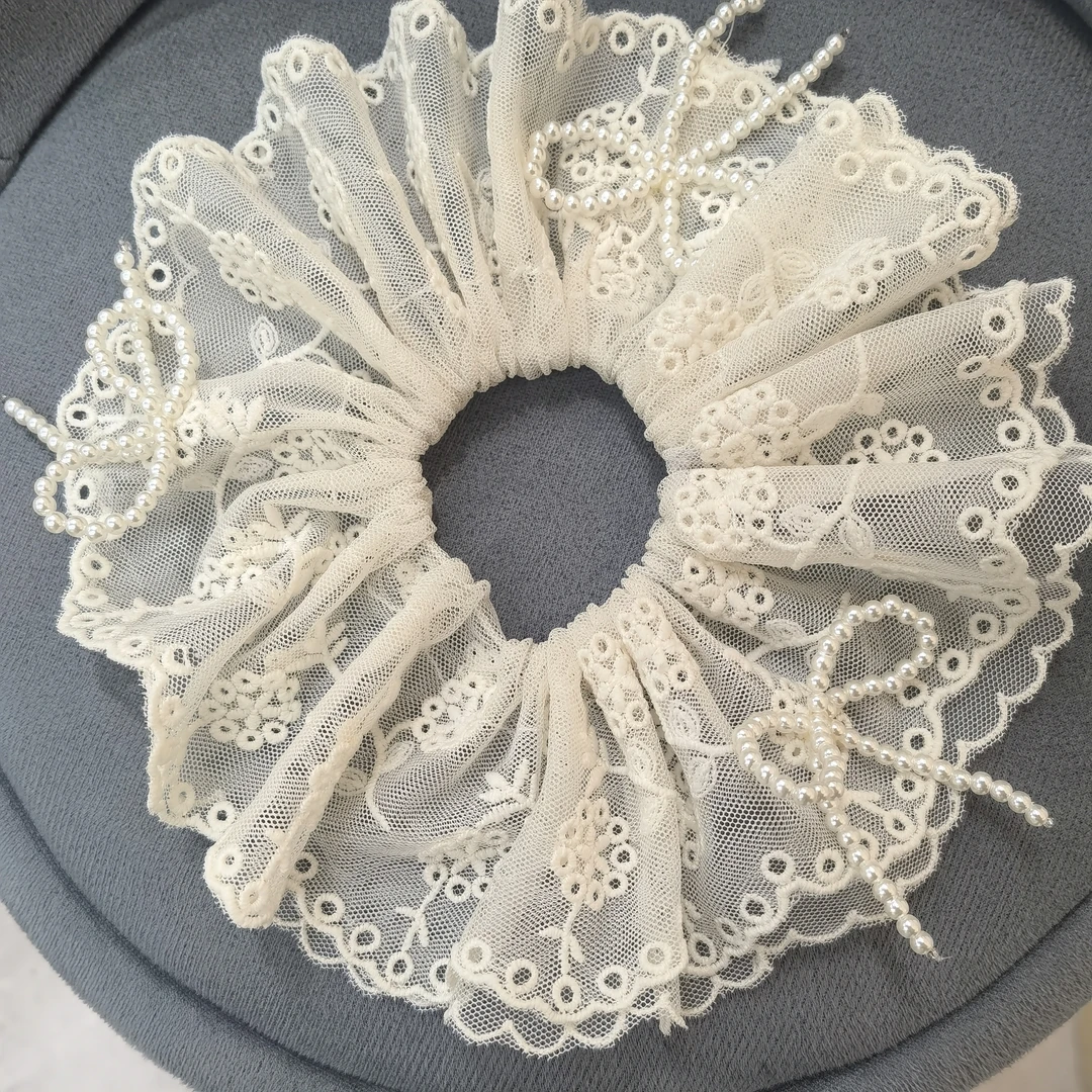 E113米白色三个蝴蝶结刺绣肠圈