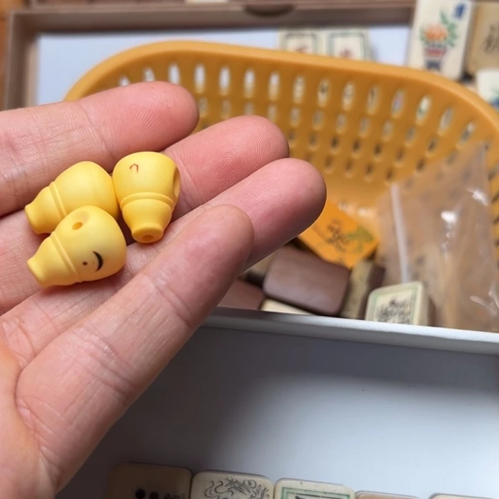 杵***人实心竹雕刻手把件