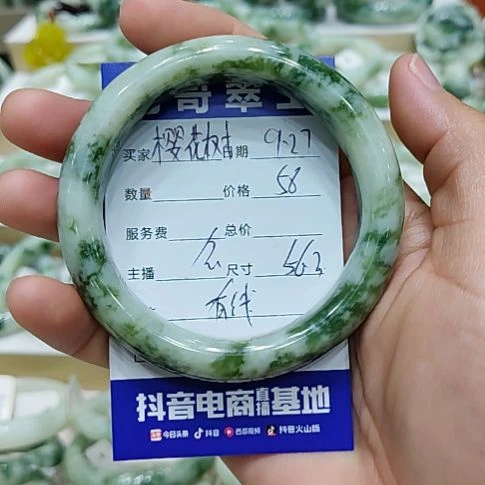 樱***树透闪石-蛇纹石玉未镶嵌手镯
