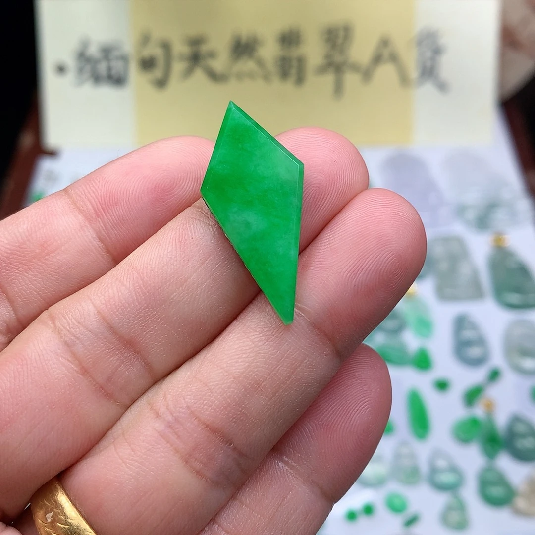 翡翠散珠缅甸天然A货翡翠阳绿无事牌