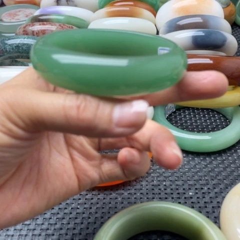 石英岩玉未镶嵌手镯