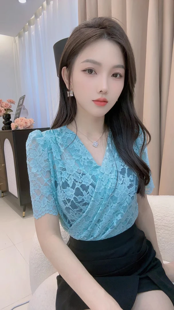 2025夏季新款韩版时尚百搭V领泡泡袖短袖碎花衬衫女上衣