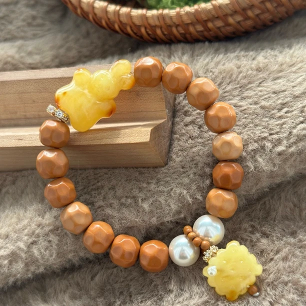 吉月蜜蜡饼干小兔奶酪猴头珍珠手串