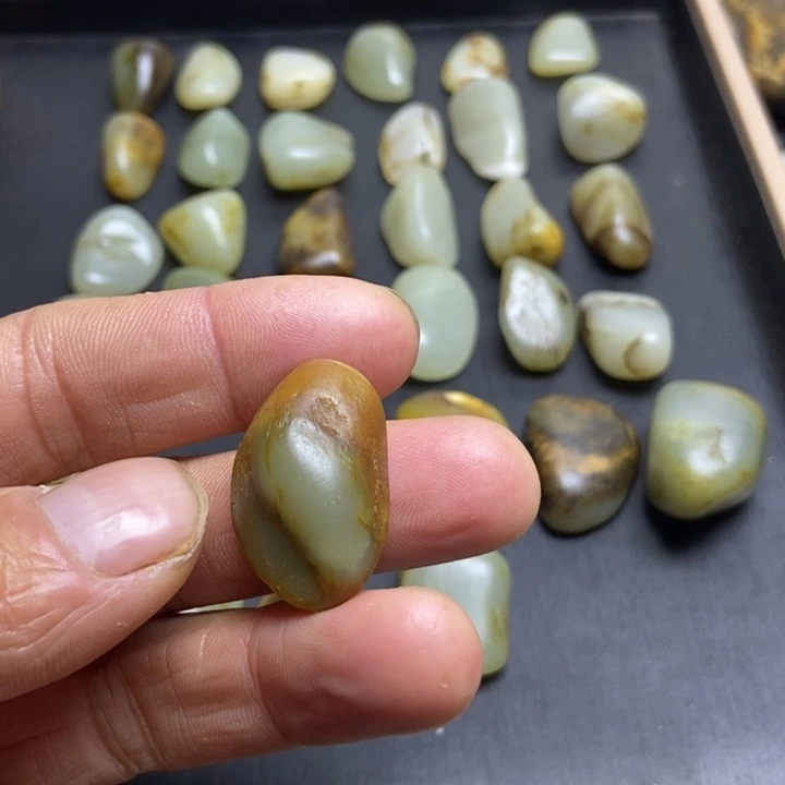 用***南和田玉（糖玉）未镶嵌珠宝奇石