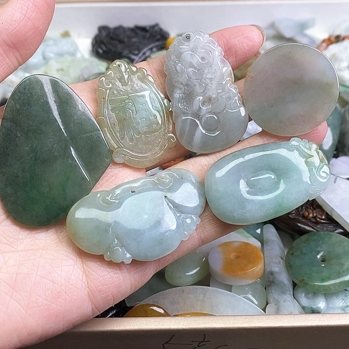 丹***y翡翠未镶嵌颈饰天然翡翠