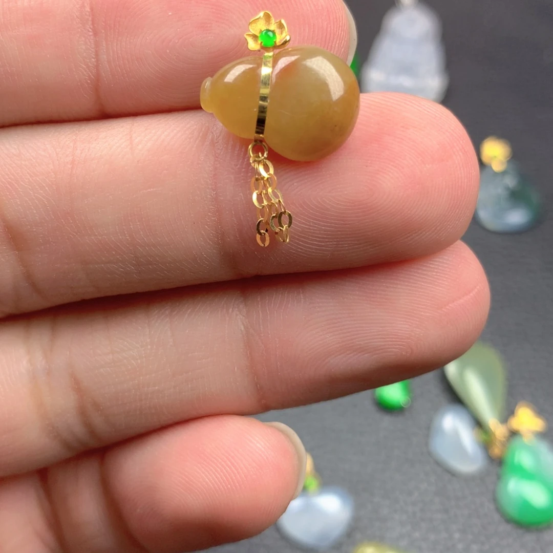 【闪购商品】颈饰18K金镶嵌翡翠葡***个翡翠