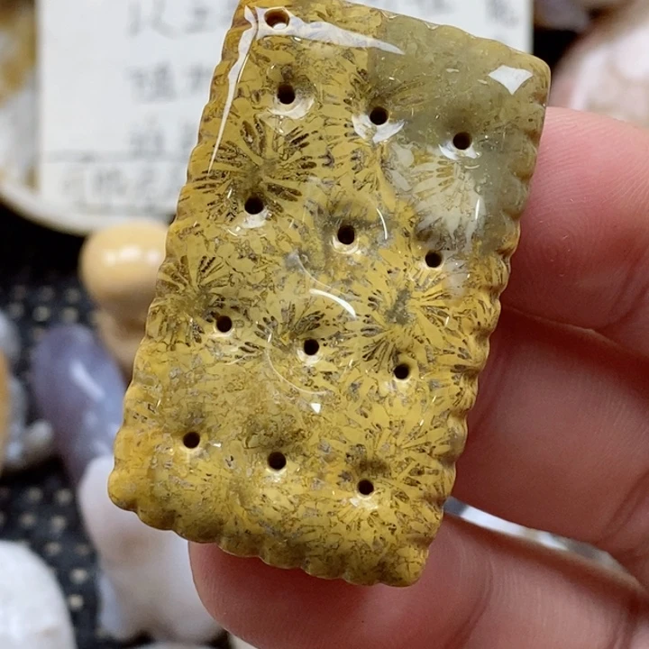 颈饰未镶嵌硅化珊瑚（珊瑚玉）