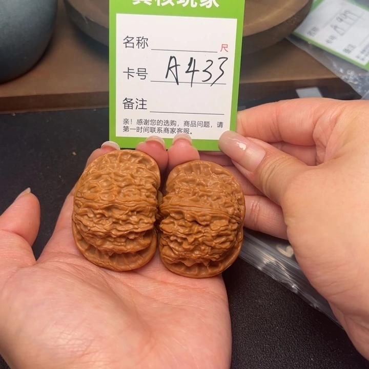 文玩核桃吊坠白狮子