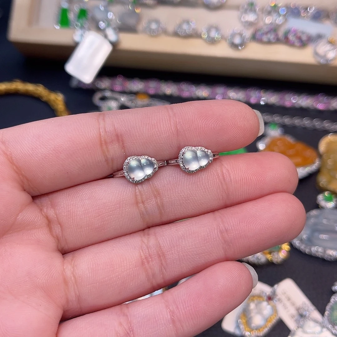 18K金镶嵌翡翠耳饰葫芦