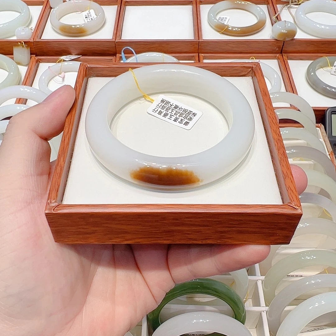 和田玉手镯未镶嵌且末一口老红糖