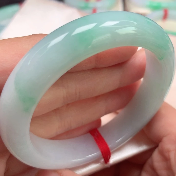 翡翠手镯未镶嵌甜阳绿飘花14号