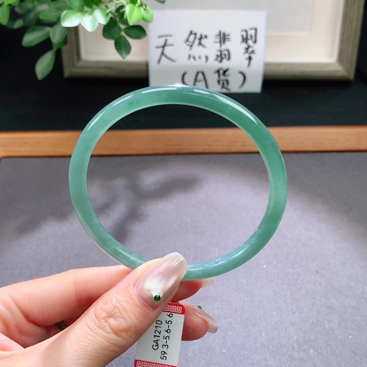 翡翠手镯未镶嵌天然翡翠手镯