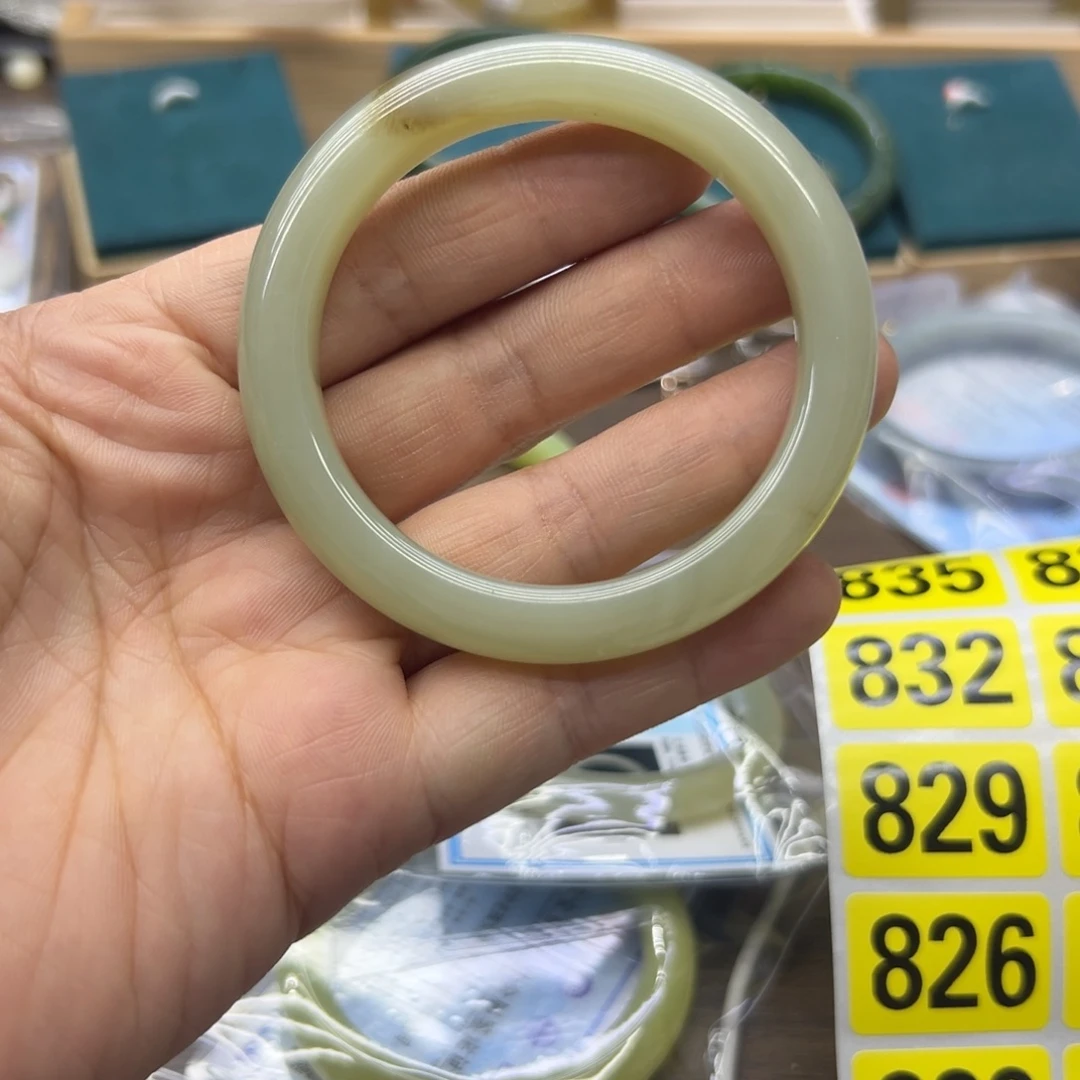 和田玉未镶嵌手镯54.5圈围823瑕