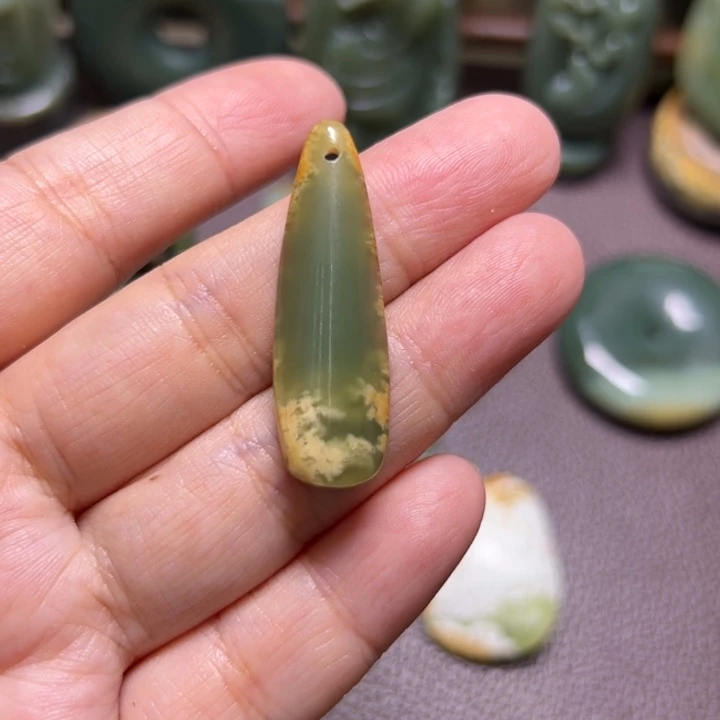 吉***柳颈饰未镶嵌岫岩河磨玉（透闪石质玉）