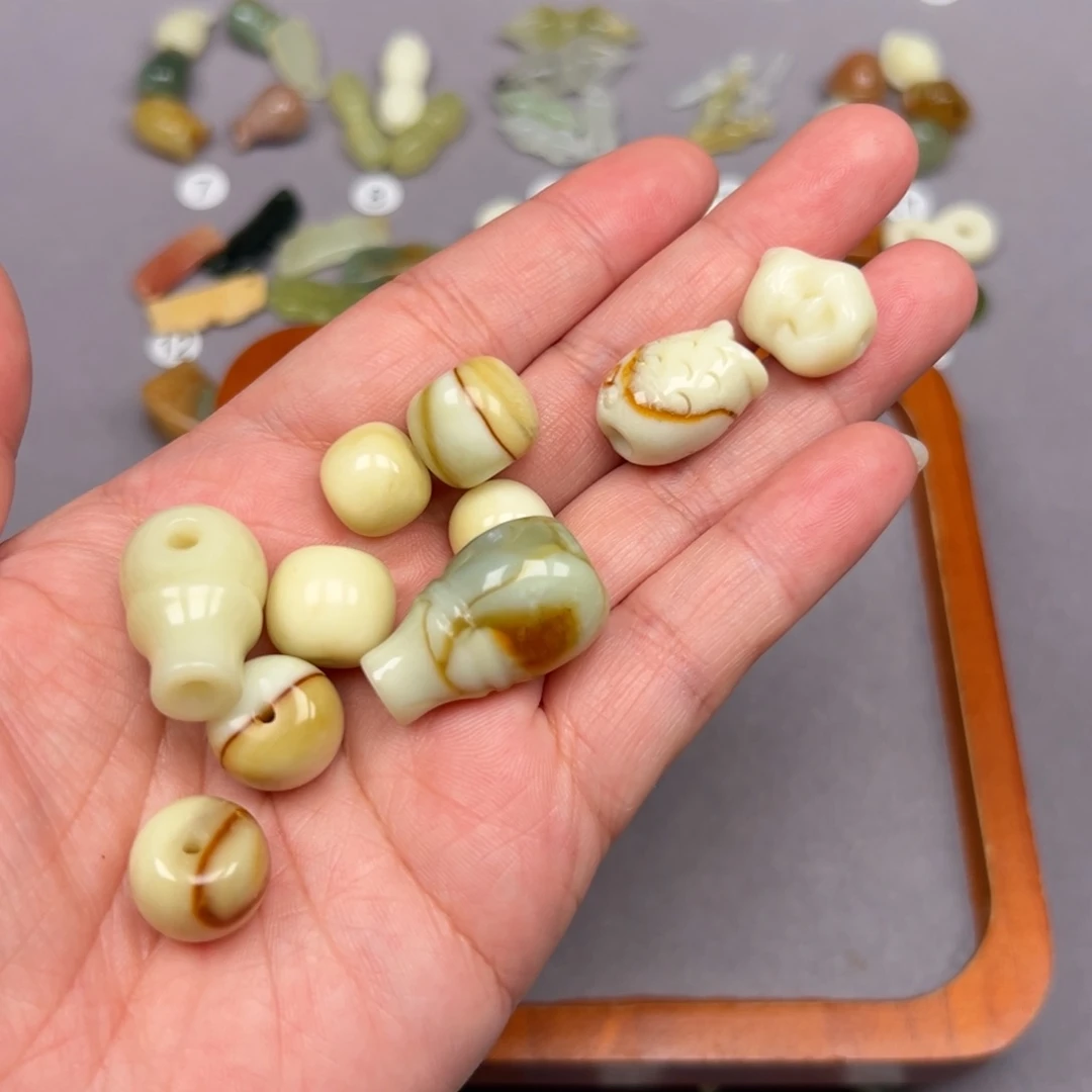 未镶嵌蛇纹石玉颈饰臧*想