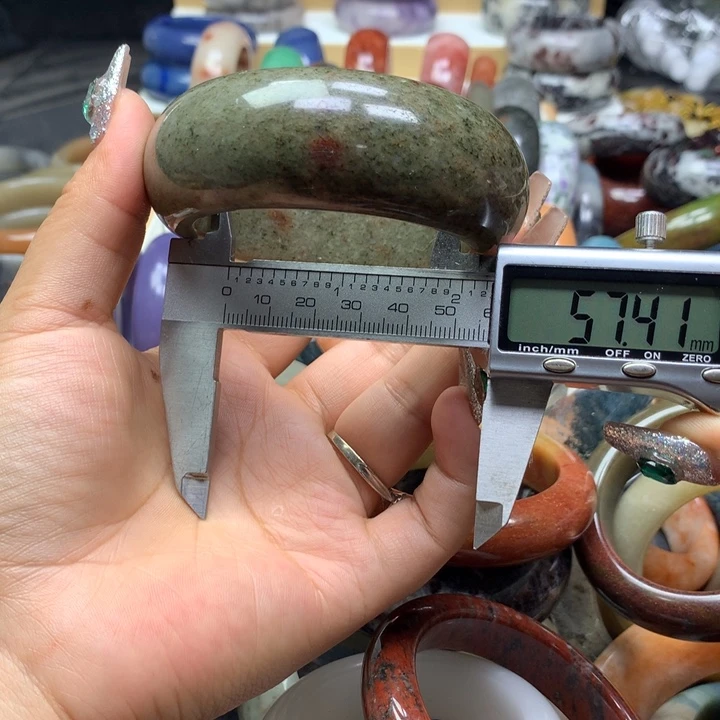未镶嵌手镯石英质玉