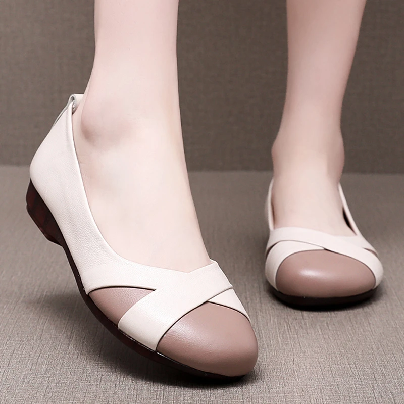 软底妈妈鞋2025新款复古拼色单鞋大码平底软皮女鞋中老年浅口皮鞋