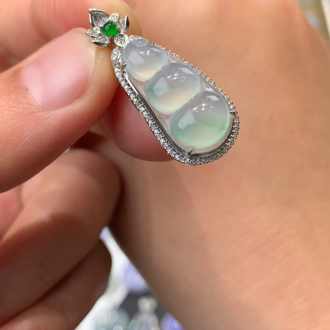 翡翠吊坠(不含链)18K金镶嵌福豆