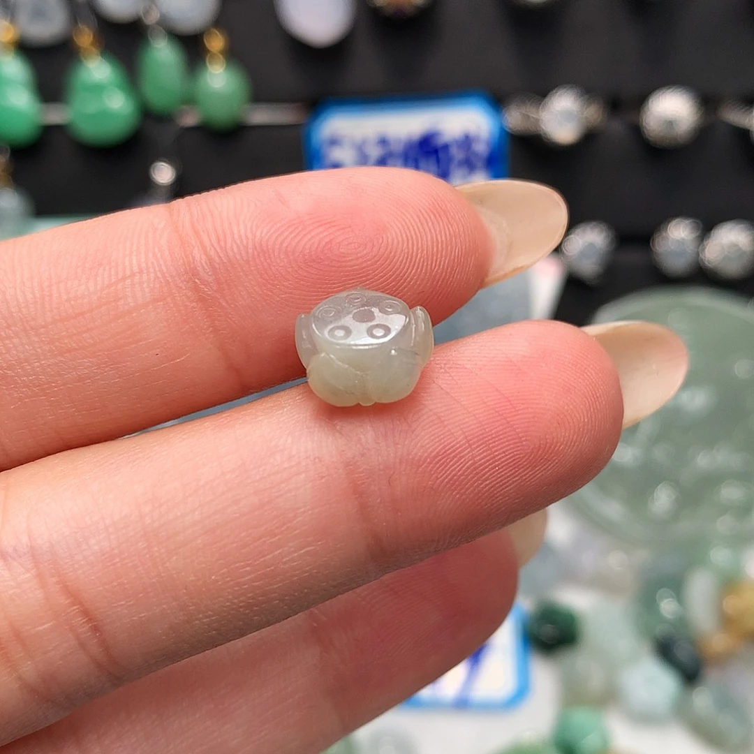 翡翠未镶嵌颈饰莲花