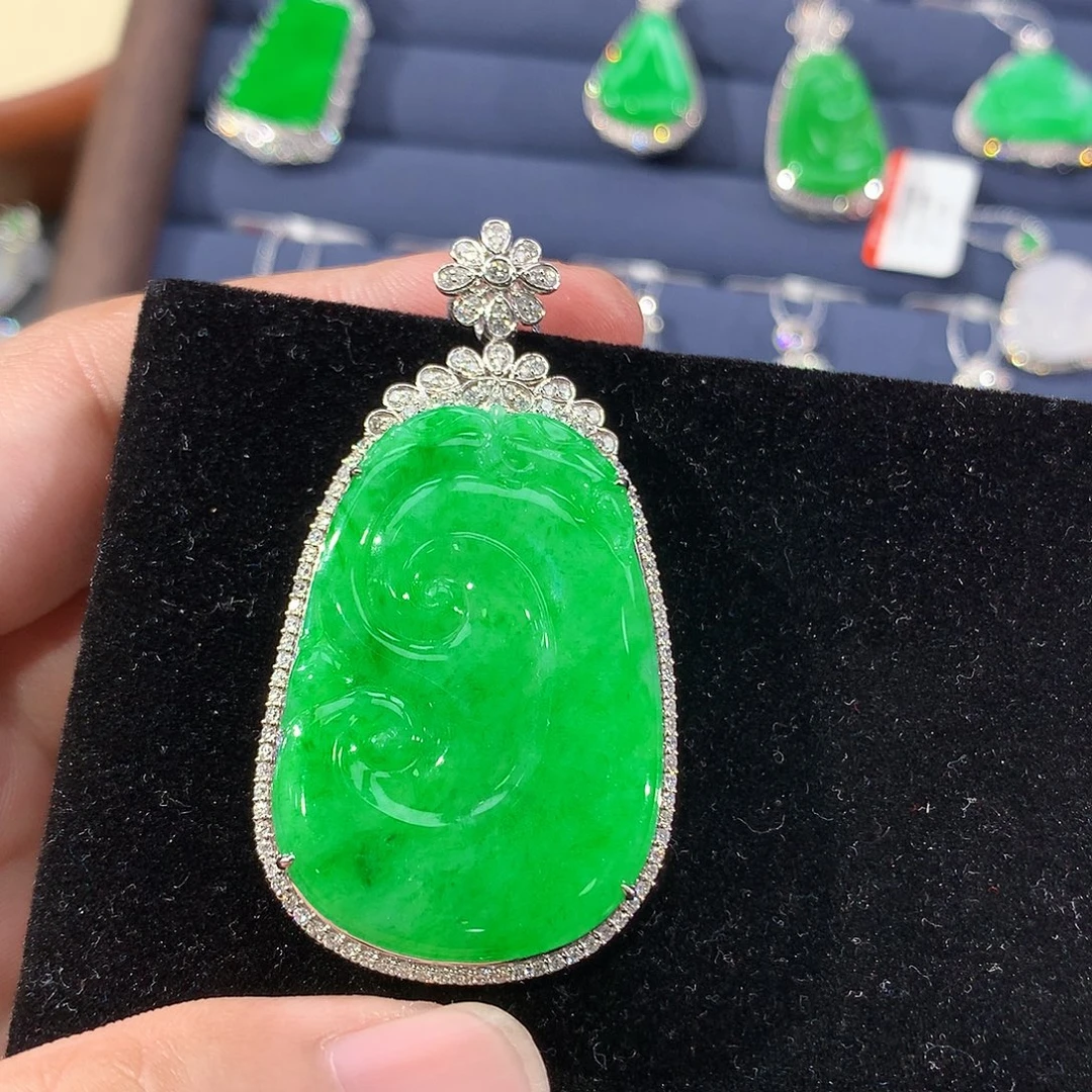 翡翠18K金镶嵌颈饰