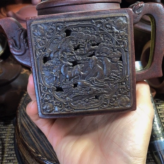 茶壶紫砂原矿泥料手工制作的一把紫砂壶。