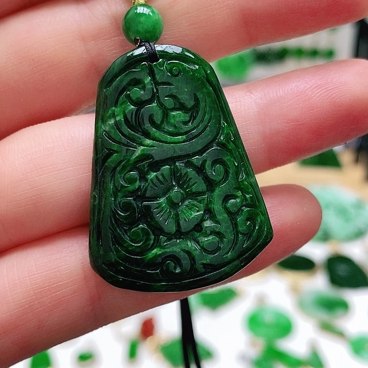 翡翠未镶嵌颈饰挂件