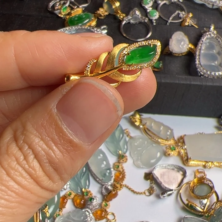 翡翠吊坠(不含链)18K金镶嵌翡翠吊坠项链