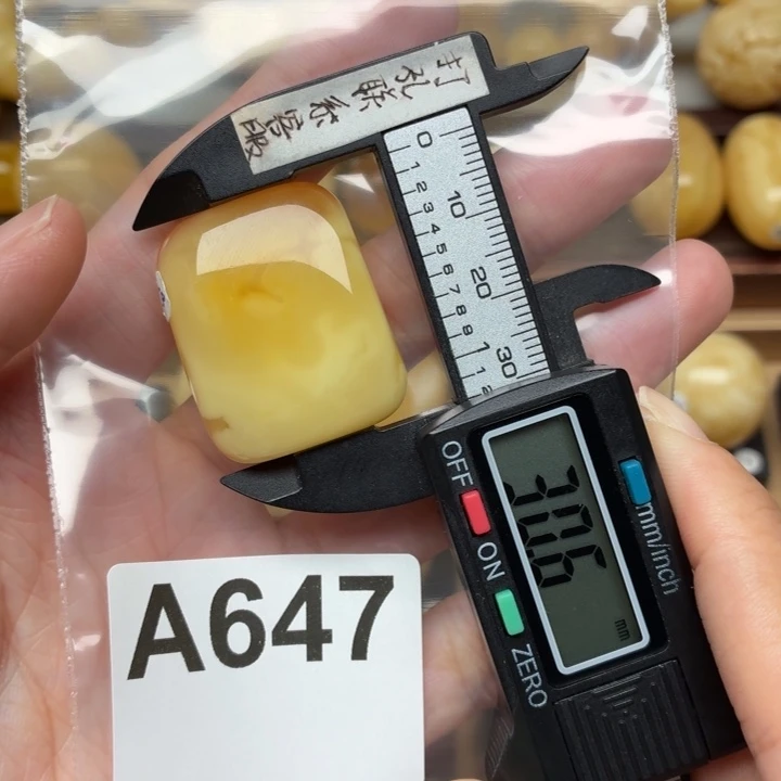 蜜蜡未镶嵌裸石带皮牌子