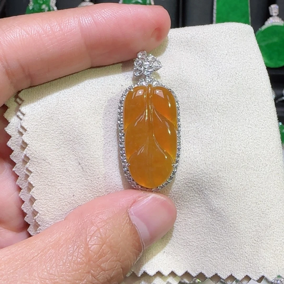 翡翠18K金镶嵌颈饰