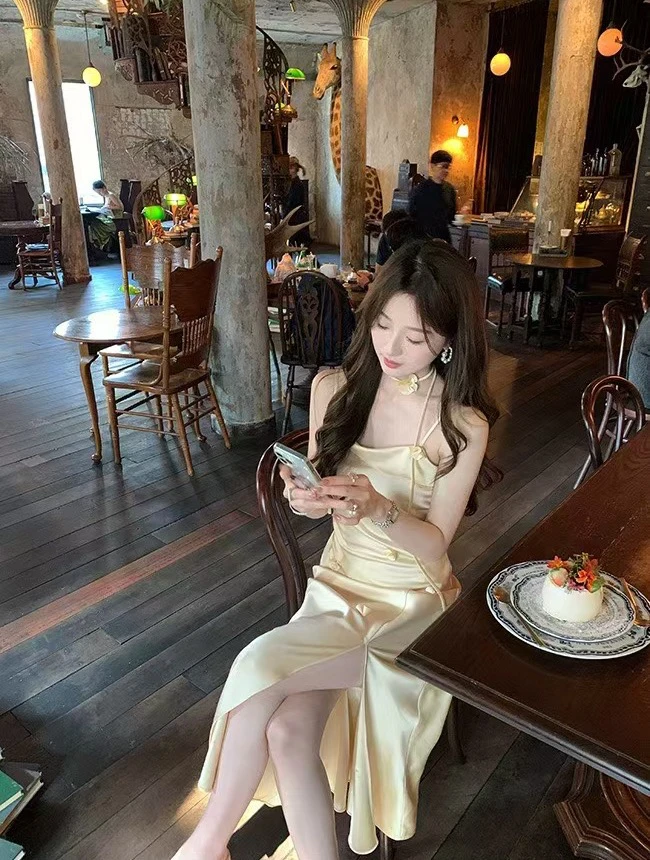 香槟色长裙显瘦高级感开叉立体花朵优雅吊带修身法式缎面收腰气质