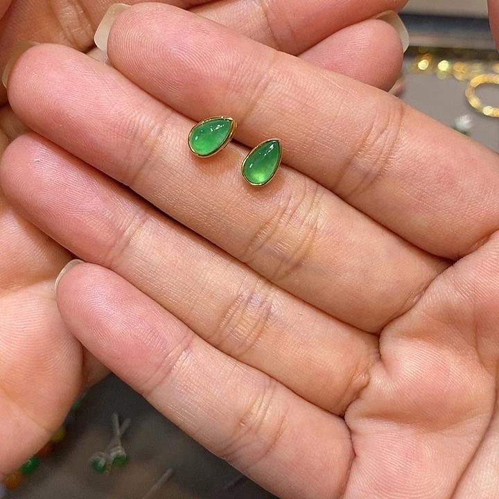 翡翠18K金镶嵌耳饰冰绿翡翠耳钉