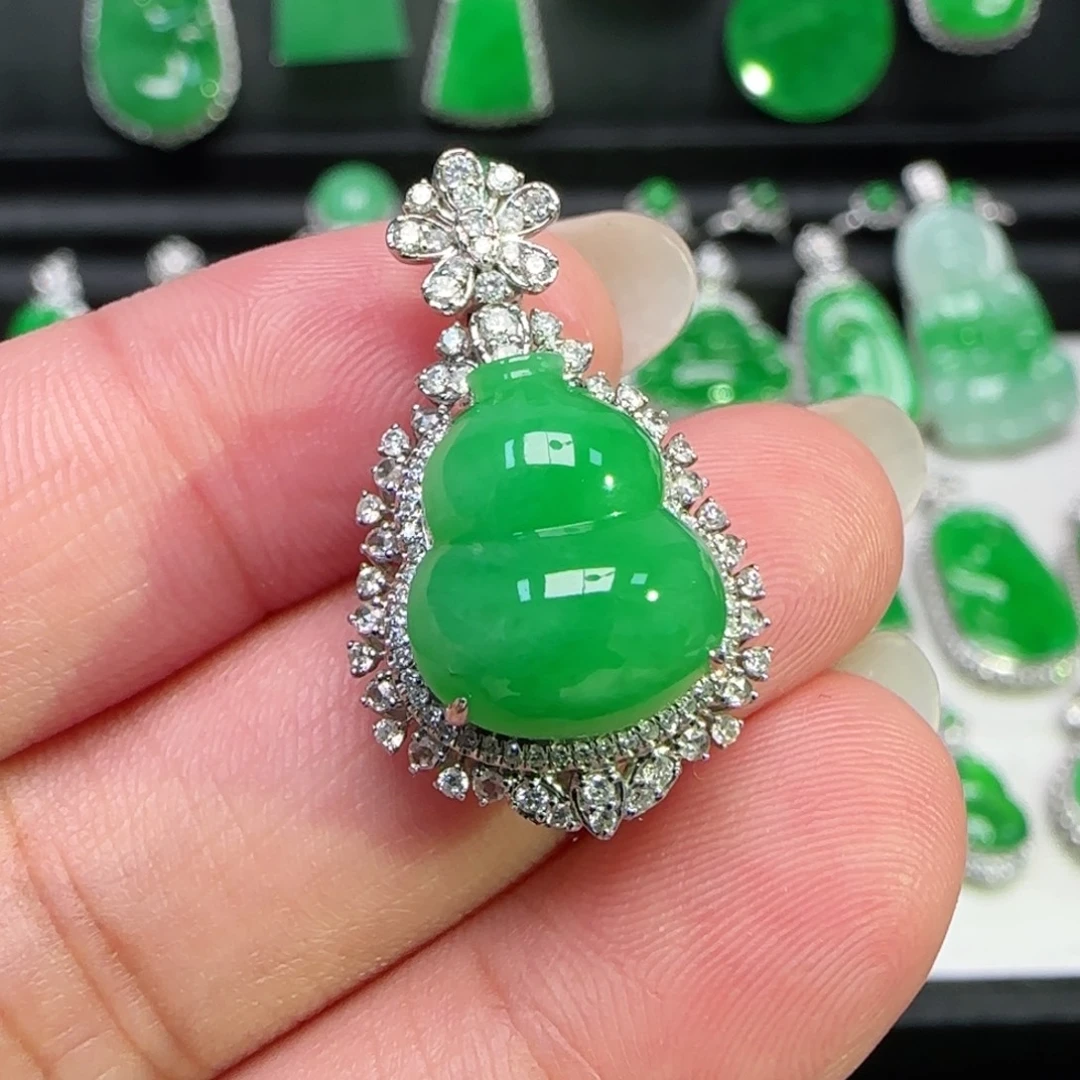 翡翠18K金镶嵌颈饰吊坠