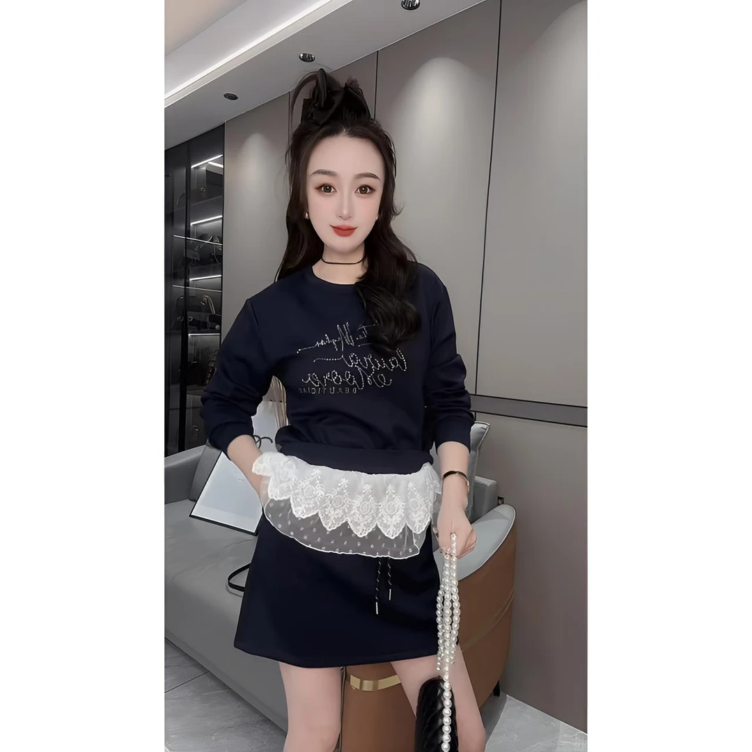 YF-1早秋女时尚洋气蕾丝拼接重工圆领上衣休闲百搭短裙两件套