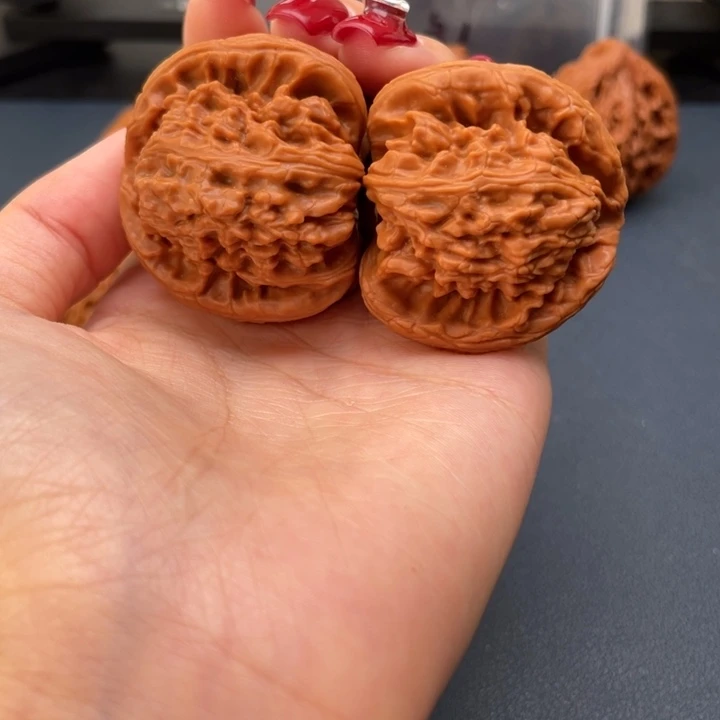 文玩核桃吊坠白狮子